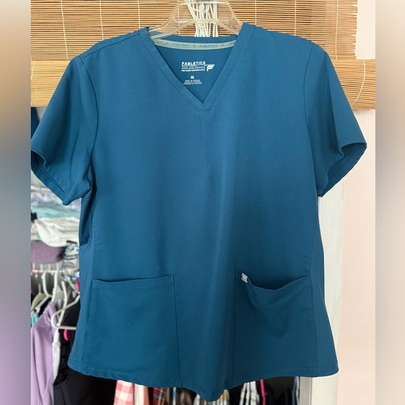 Fabletics Scrub Set - Picture 5 of 9